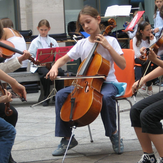 Julia Schmidhuber plays the cello